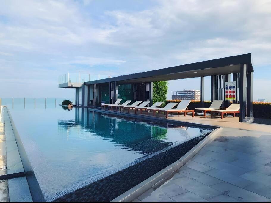 Pattaya, Location With Infinity Pool *